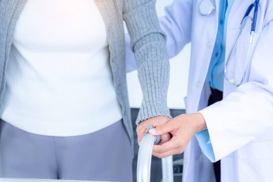 מה זה רולטורים? 4 close up female doctor wearing medical mask supporting senior woman by using walker elderly patient care health care medical concept